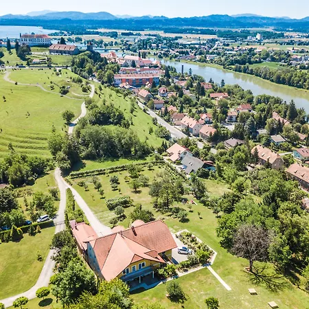 Panorama Bed & Breakfast 3*